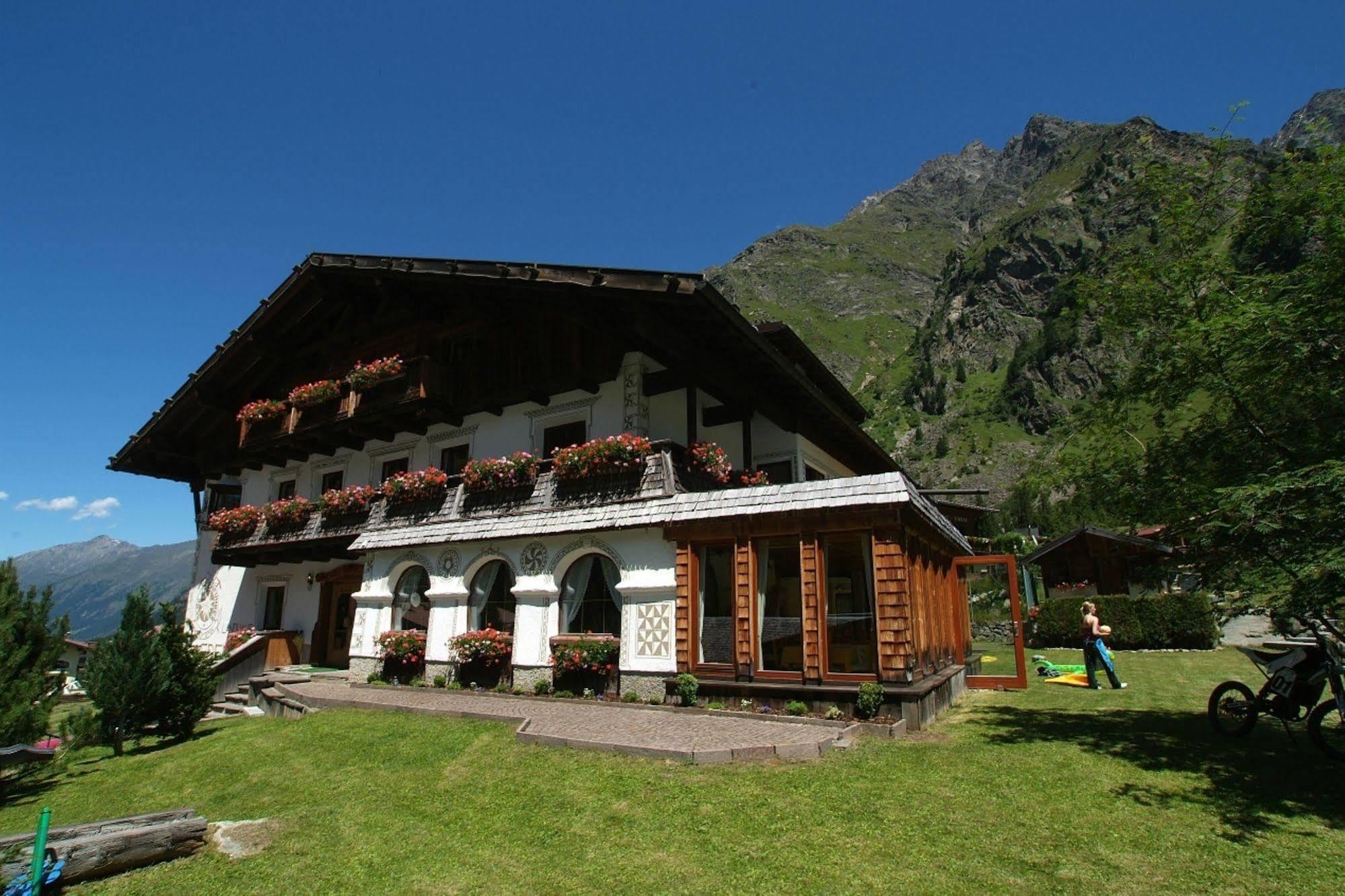 Hôtel Landhaus Edelweiss à Sankt Leonhard im Pitztal Extérieur photo