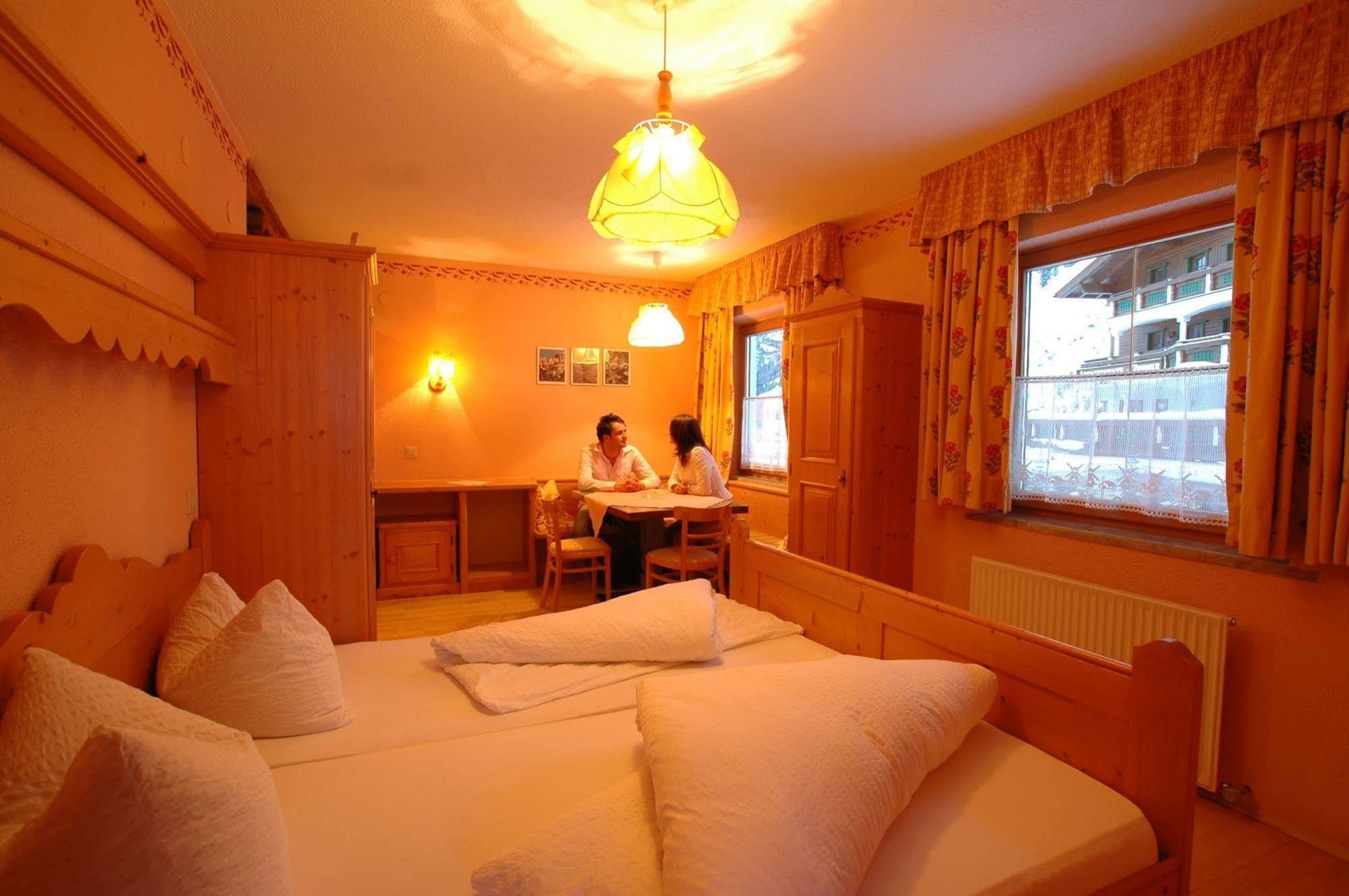 Hôtel Landhaus Edelweiss à Sankt Leonhard im Pitztal Extérieur photo